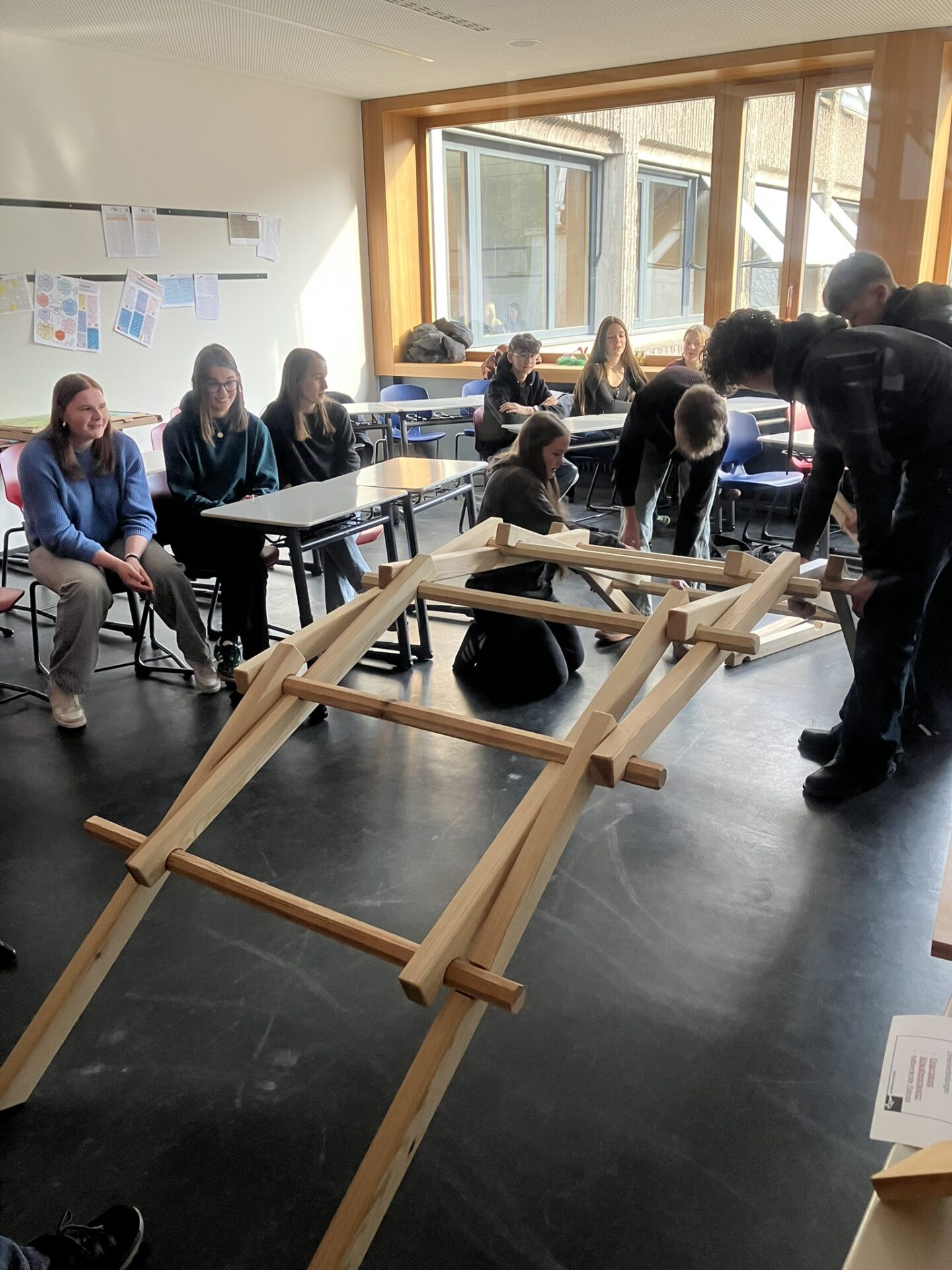 3pics Konstruktion einer Leonardo Brücke